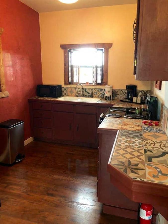 El Viejo Adobe - Across From Sul Ross Campus Bed and Breakfast Alpine Buitenkant foto