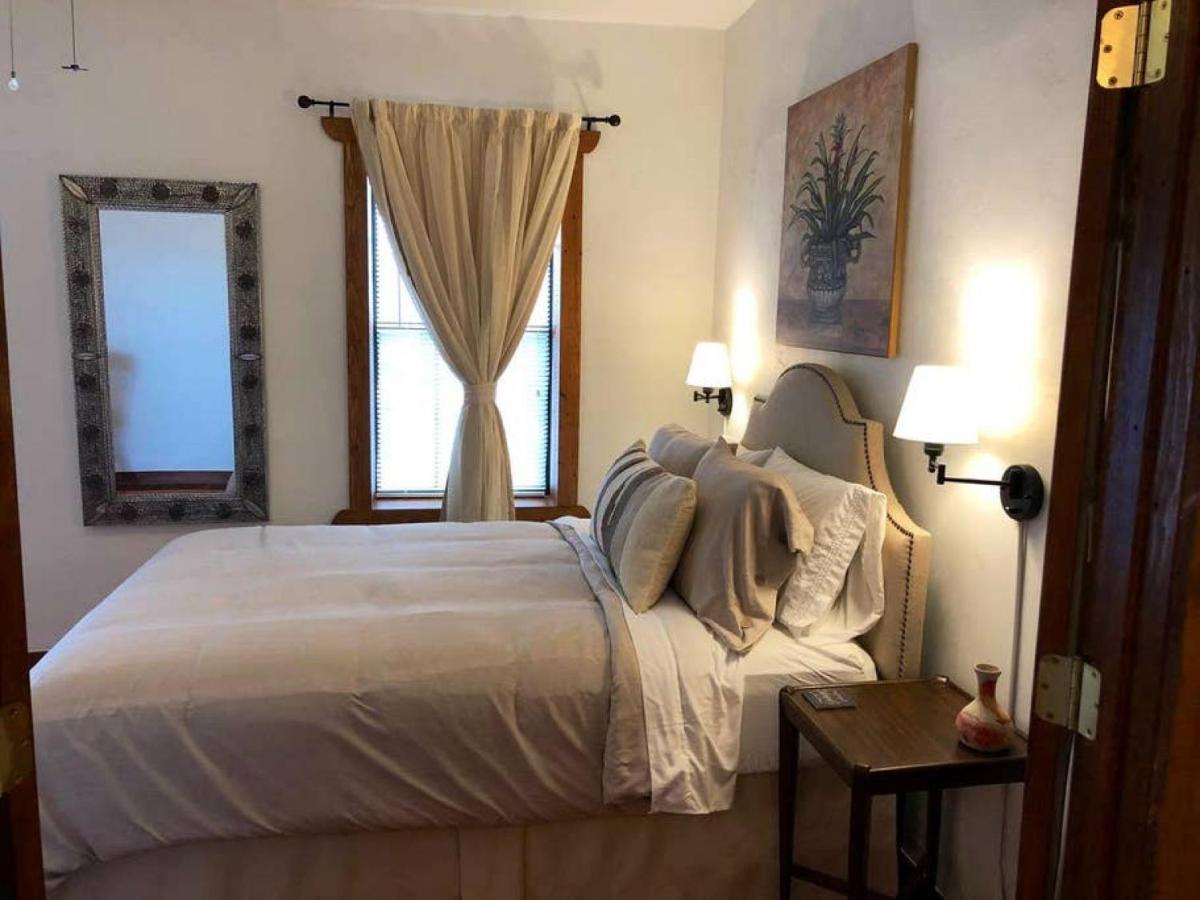 El Viejo Adobe - Across From Sul Ross Campus Bed and Breakfast Alpine Buitenkant foto