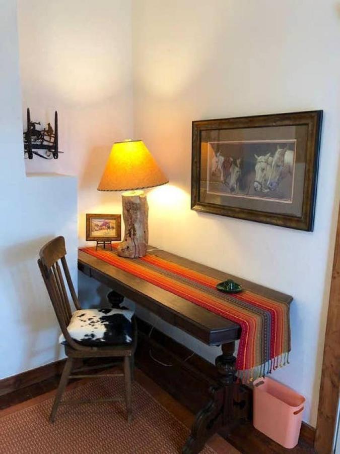 El Viejo Adobe - Across From Sul Ross Campus Bed and Breakfast Alpine Buitenkant foto
